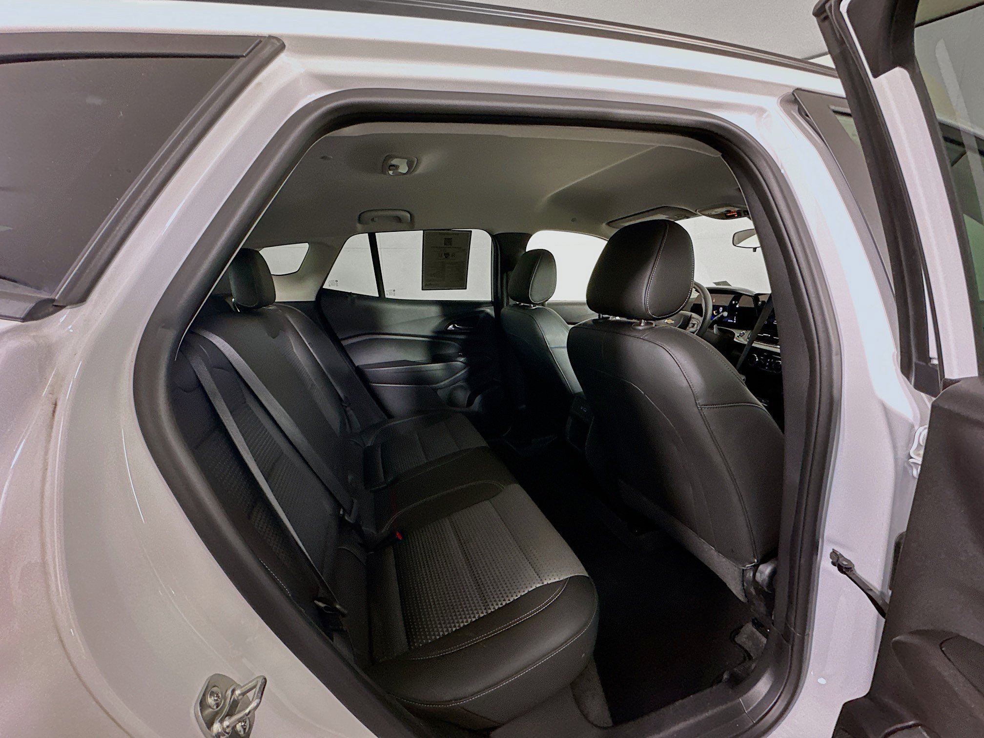 Used 2025 Chevrolet Trax LT FWD image 29