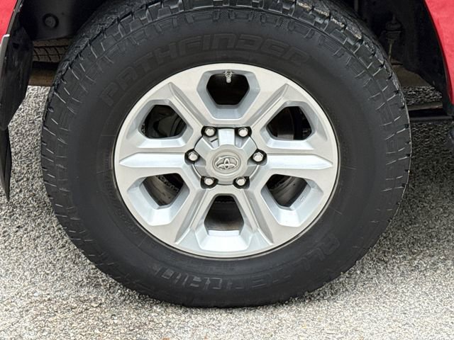 Used 2018 Toyota 4Runner SR5 AWD/4WD image 10