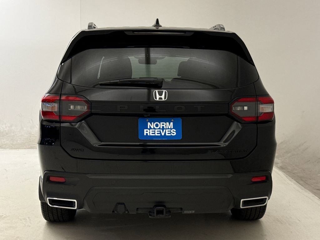 Certified 2025 Honda Pilot Black Edition image 8
