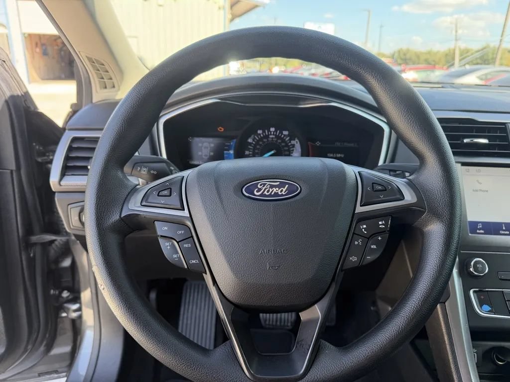 Used 2020 Ford Fusion SE FWD image 15