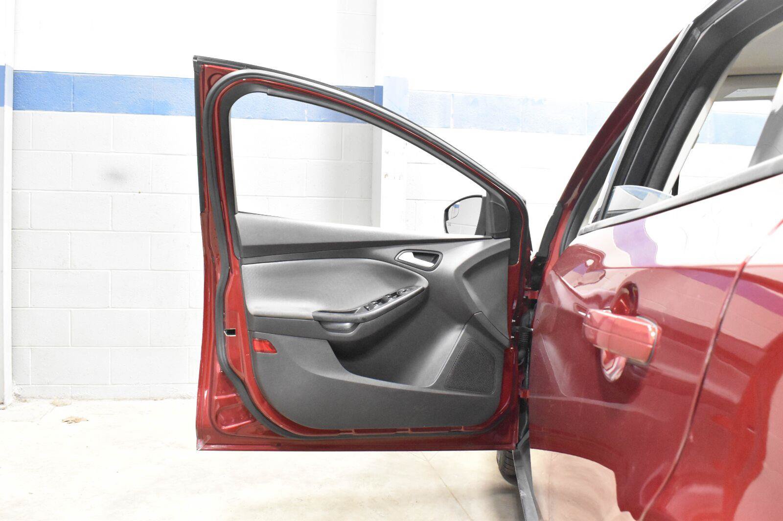 Used 2014 Ford Focus SE w/ SE Winter Package FWD image 9
