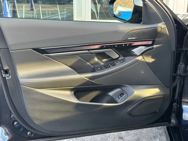 Used 2025 BMW 550e xDrive w/ Premium Package image 26