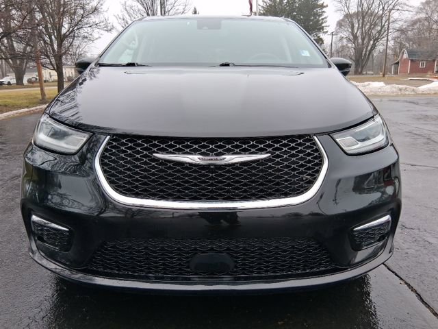 Used 2024 Chrysler Pacifica Touring-L image 2