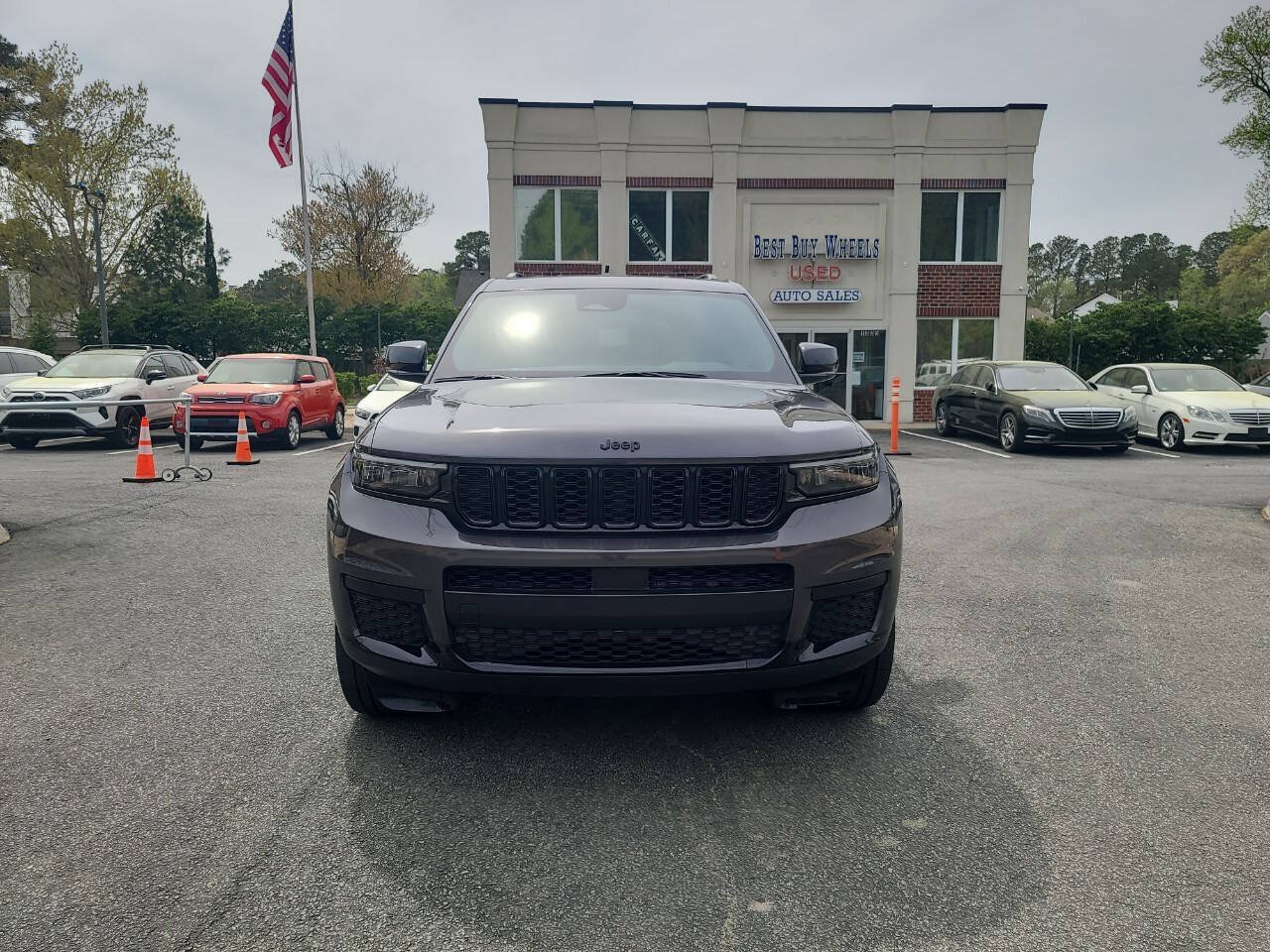 Used 2023 Jeep Grand Cherokee L Laredo RWD image 2