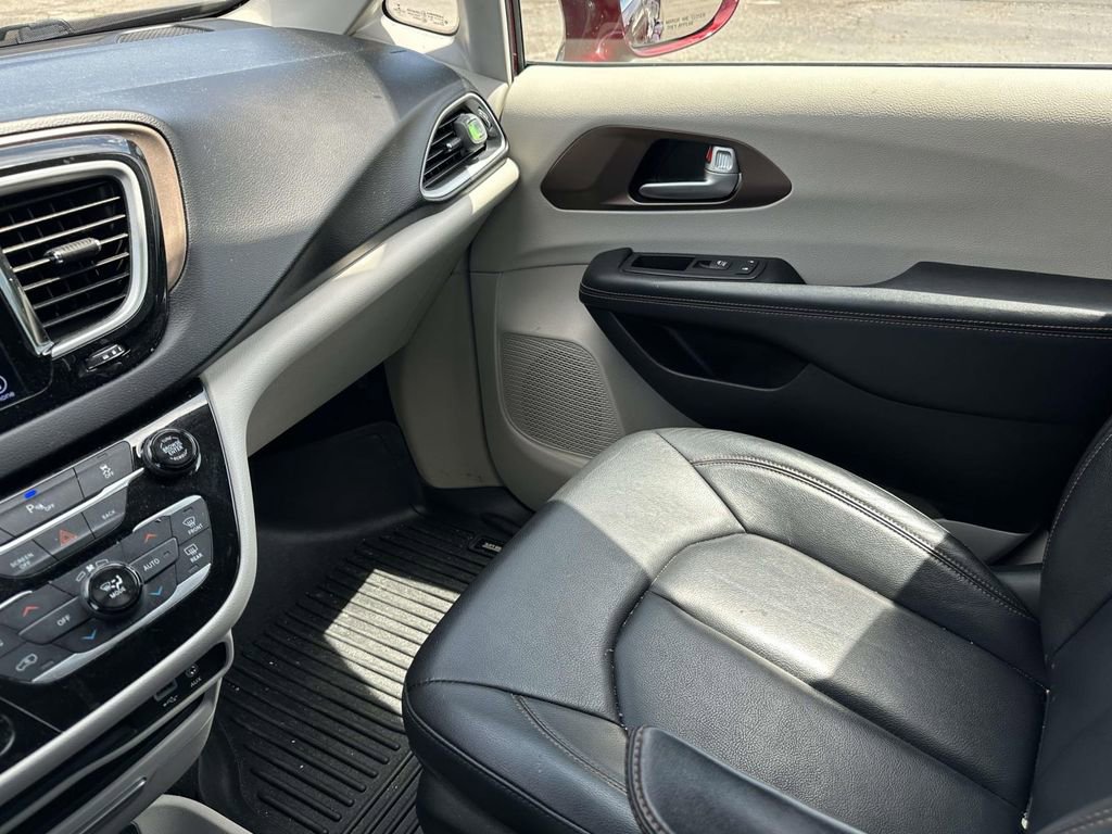 Used 2017 Chrysler Pacifica Touring-L FWD image 28