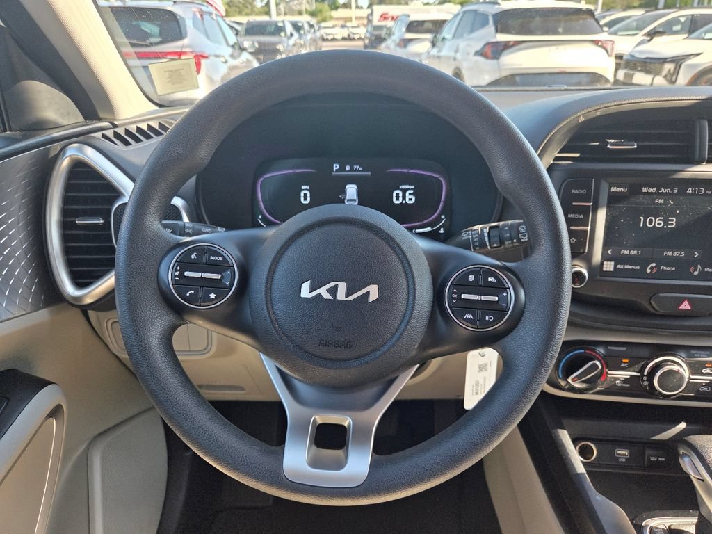 Used 2025 Kia Soul LX w/ LX Technology Package FWD image 14