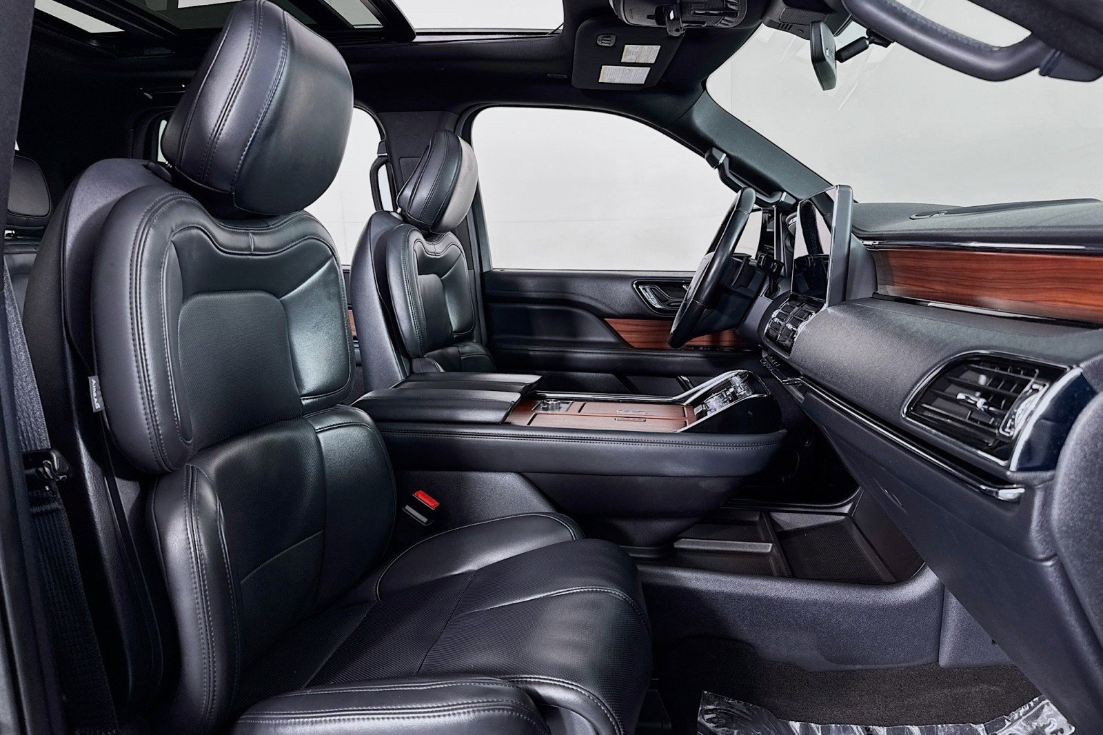 Used 2024 Lincoln Navigator Premiere AWD/4WD image 6