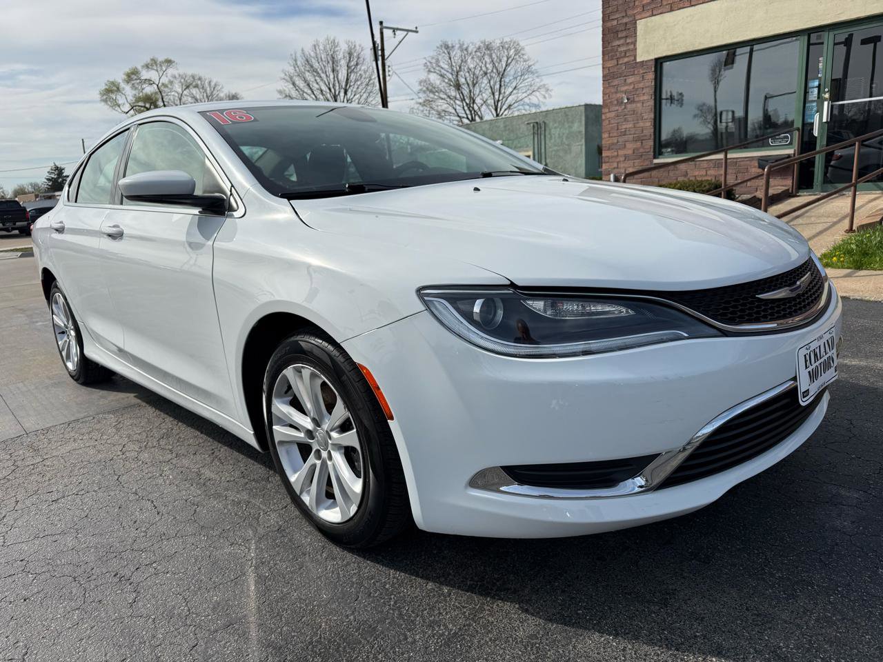 Used 2016 Chrysler 200 Limited w/ Convenience Group image 2