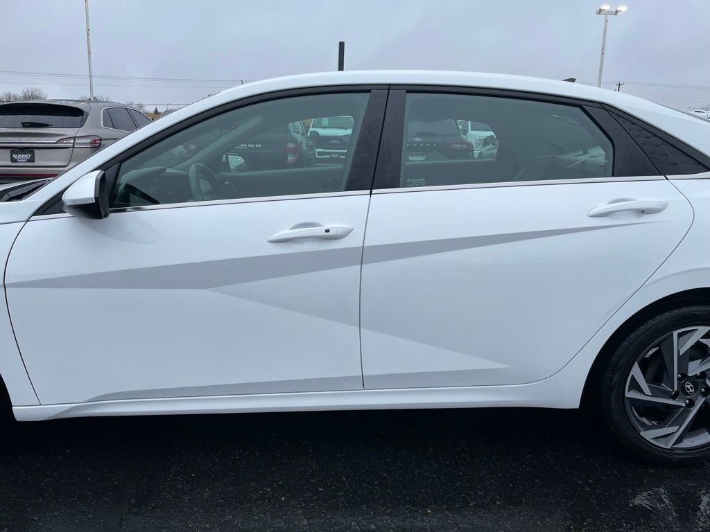 Used 2025 Hyundai Elantra SEL FWD image 37