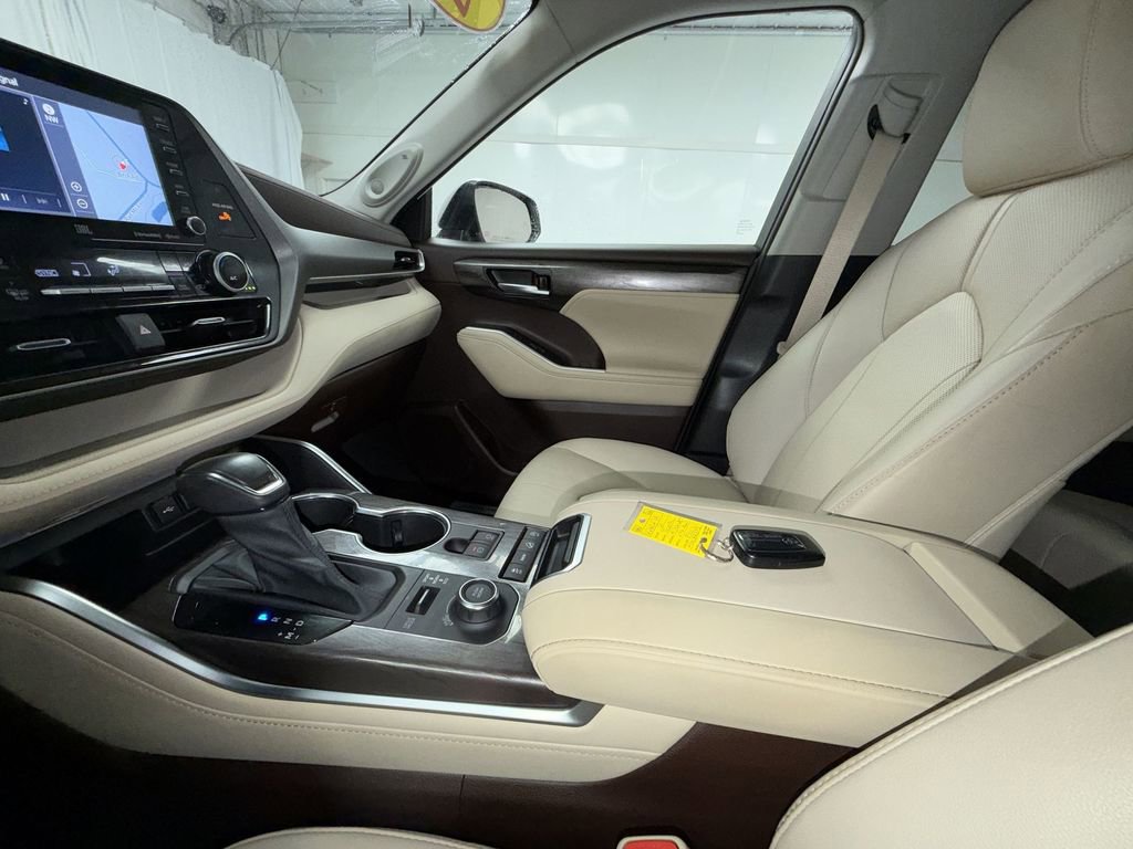 Used 2021 Toyota Highlander Limited image 8