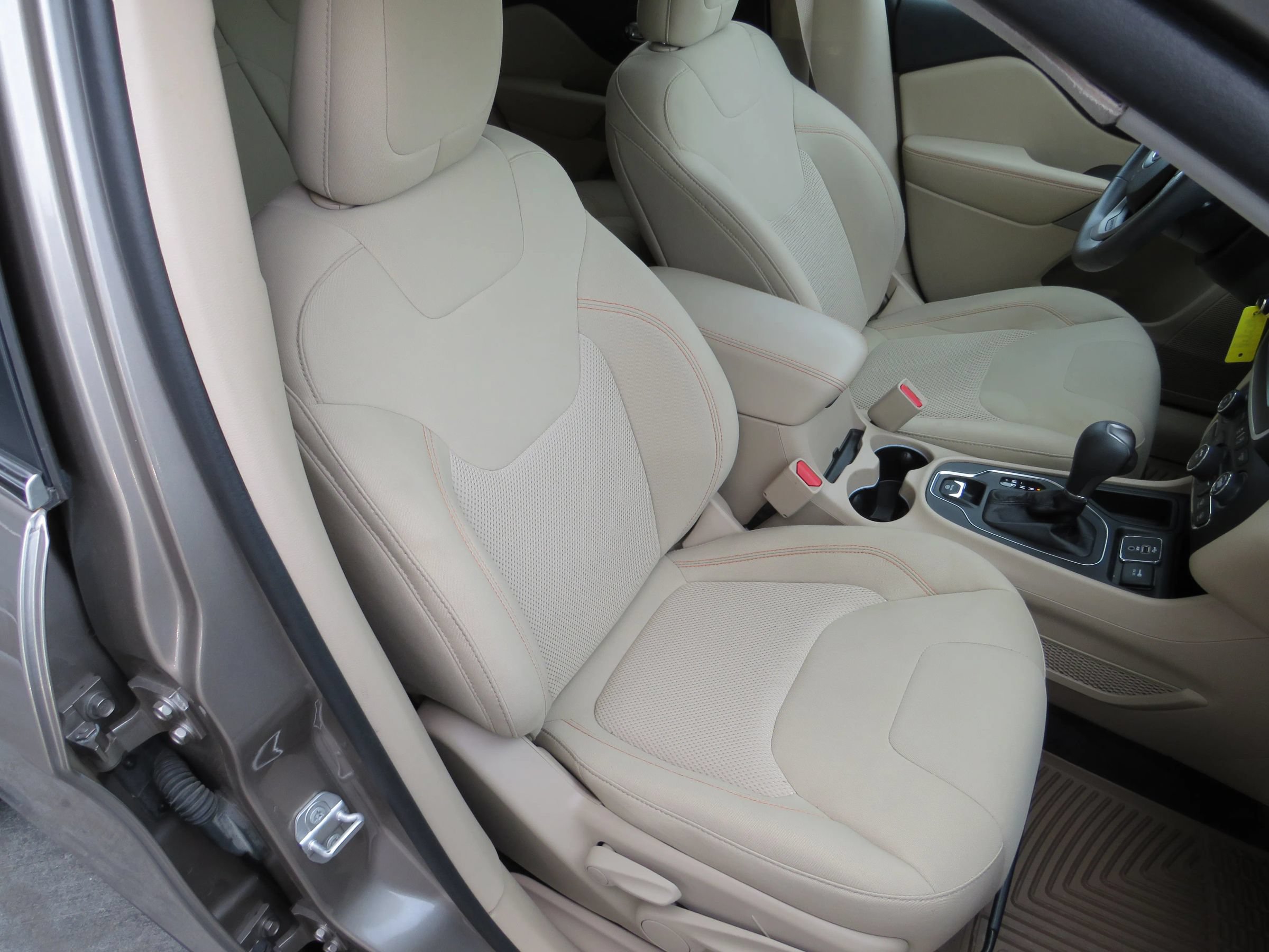 Used 2019 Jeep Cherokee Latitude w/ Popular Appearance Group FWD image 32