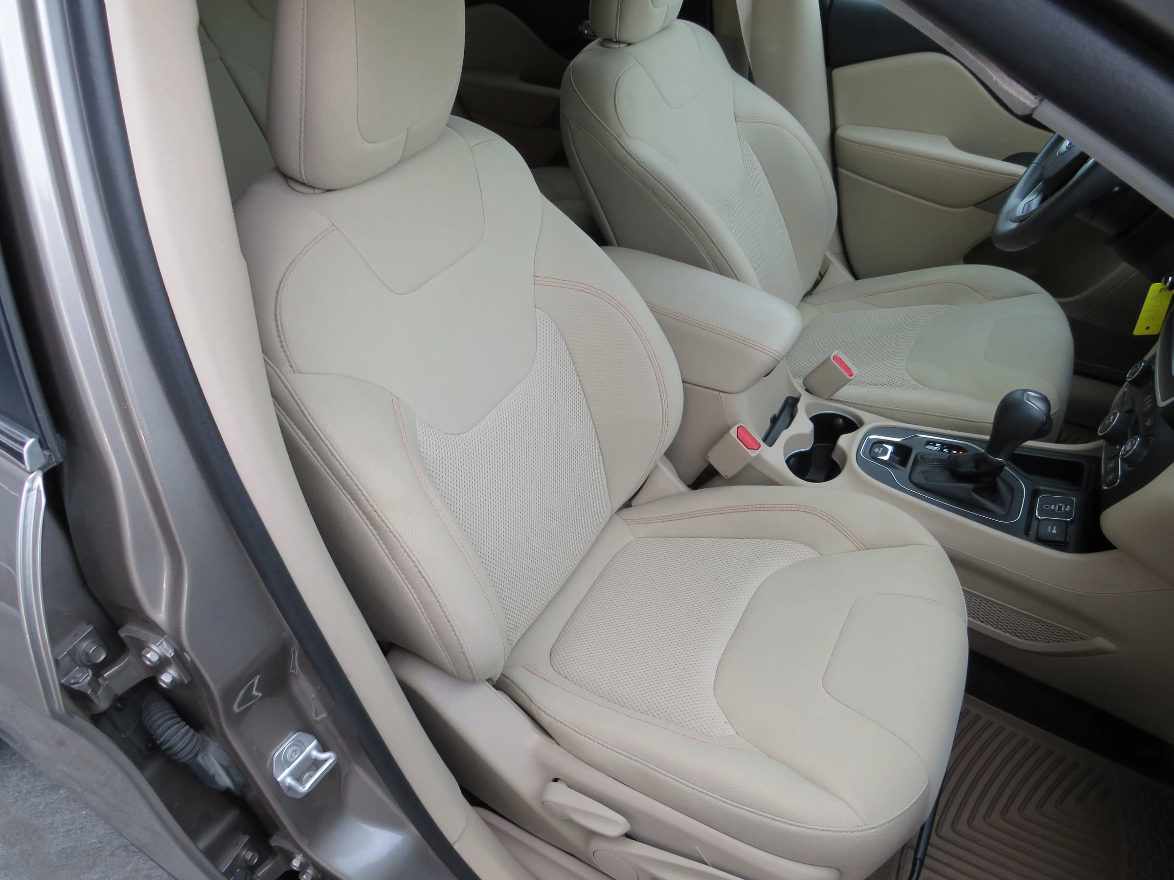 Used 2019 Jeep Cherokee Latitude w/ Popular Appearance Group image 32