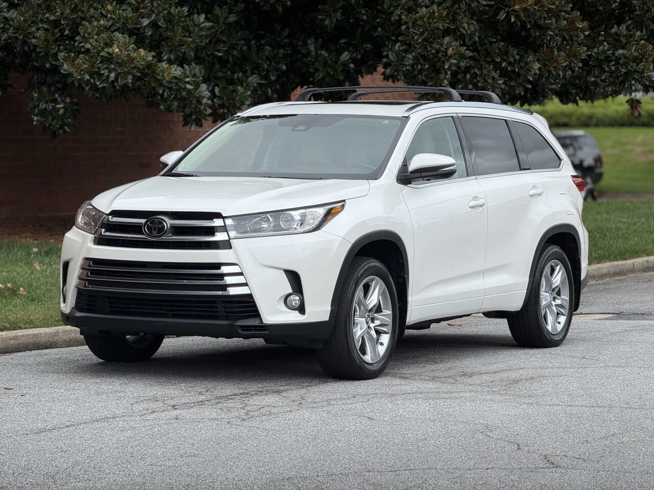 Used 2017 Toyota Highlander Limited Platinum AWD/4WD image 2