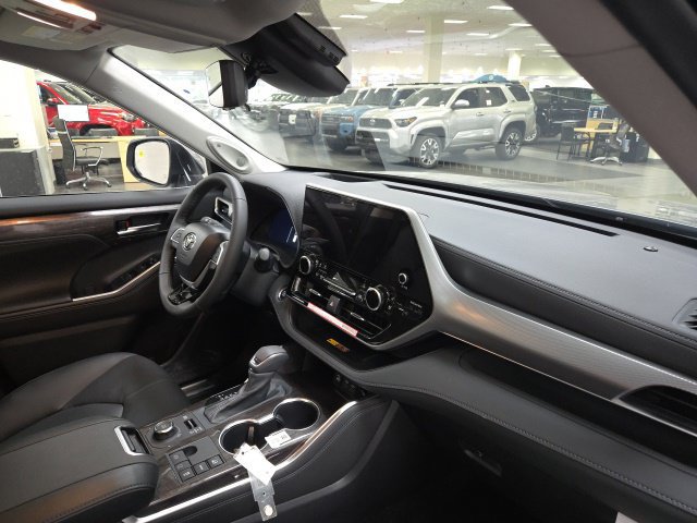 New 2026 Toyota Highlander Platinum AWD/4WD image 9