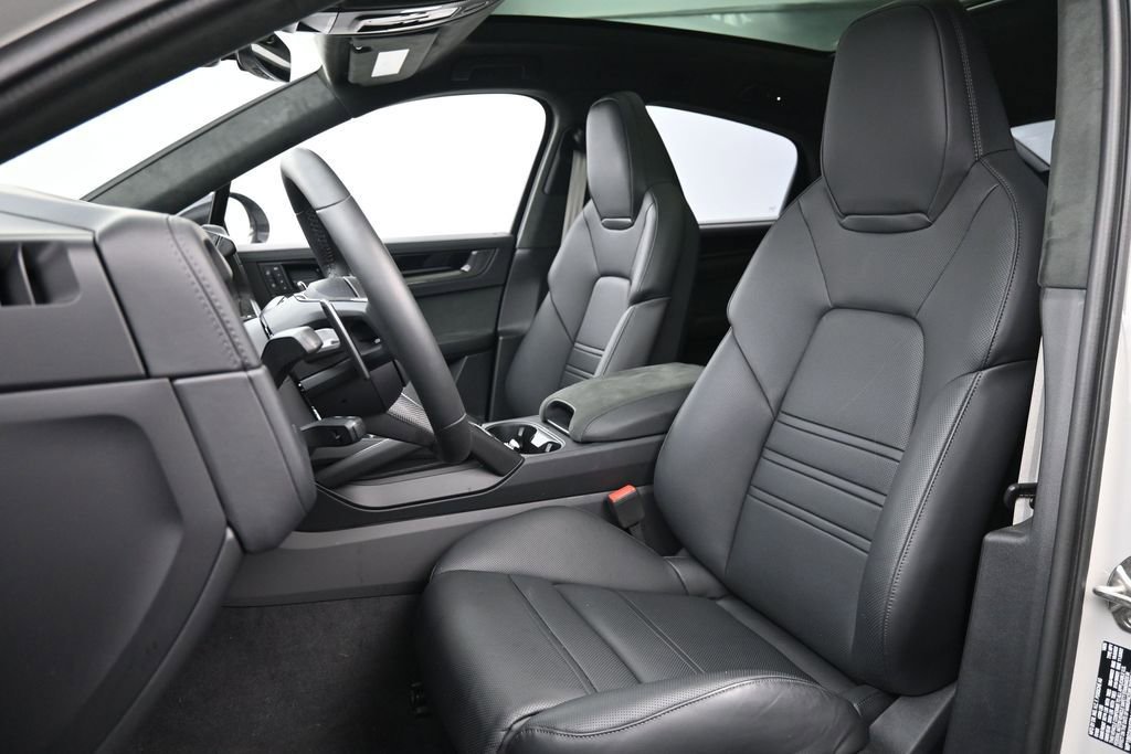 Certified 2026 Porsche Cayenne GTS AWD/4WD image 5