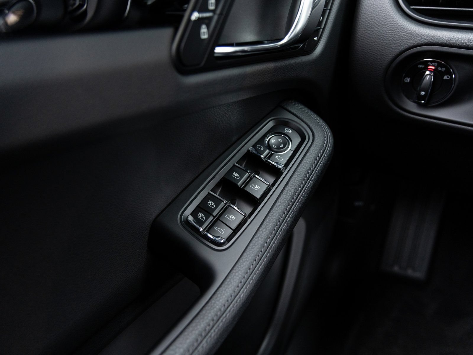 Certified 2026 Porsche Macan AWD/4WD image 21