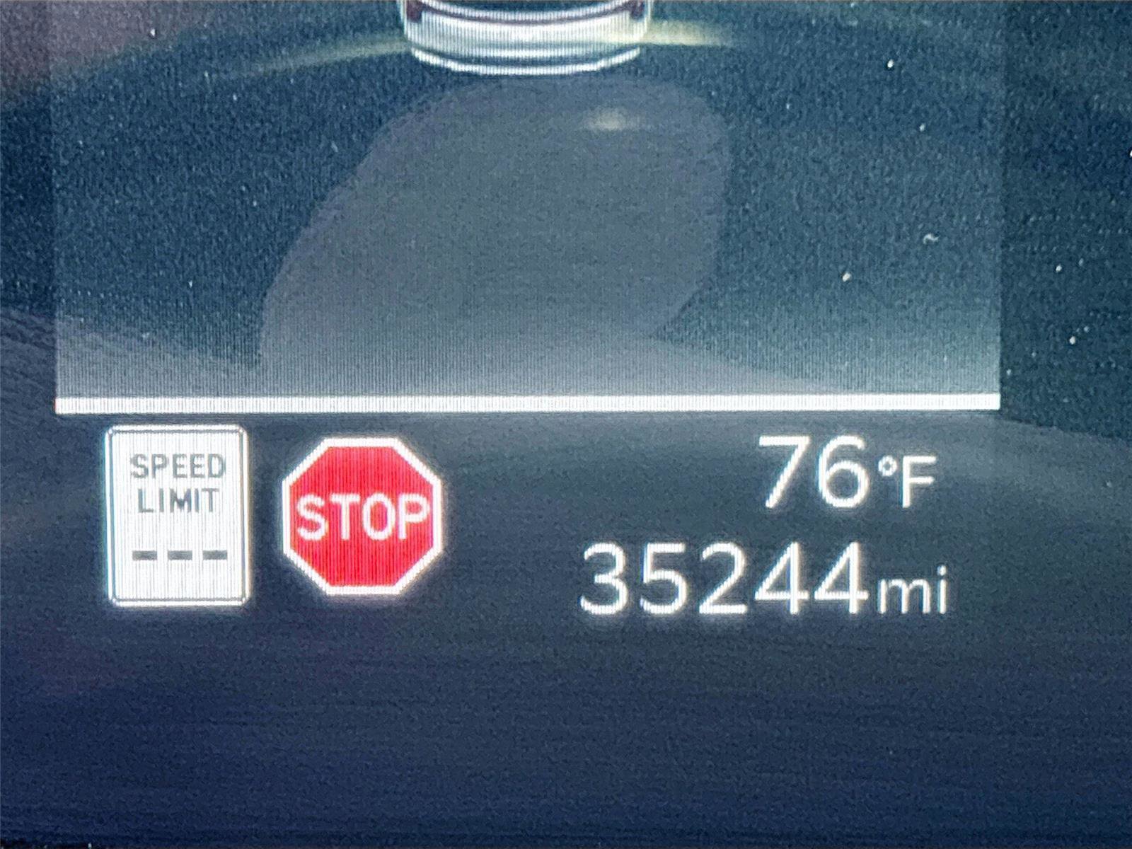 Used 2025 Kia Carnival FWD image 12