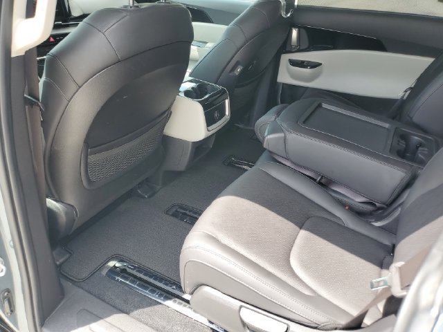 Used 2024 Kia Carnival EX FWD image 8
