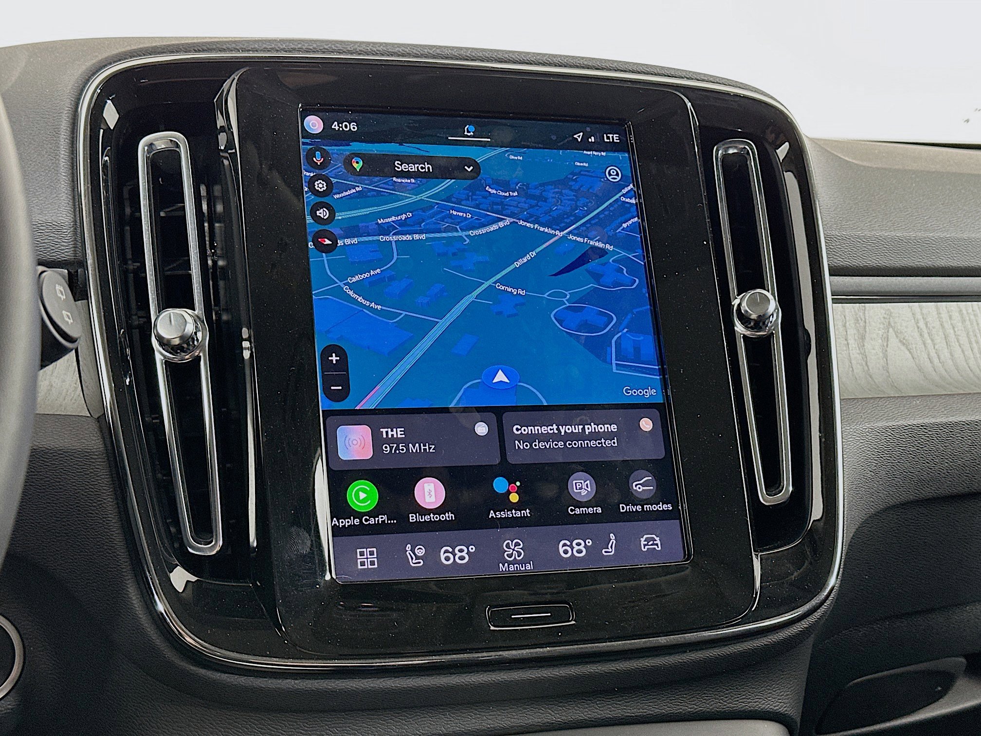 Used 2025 Volvo XC40 B5 Plus image 22