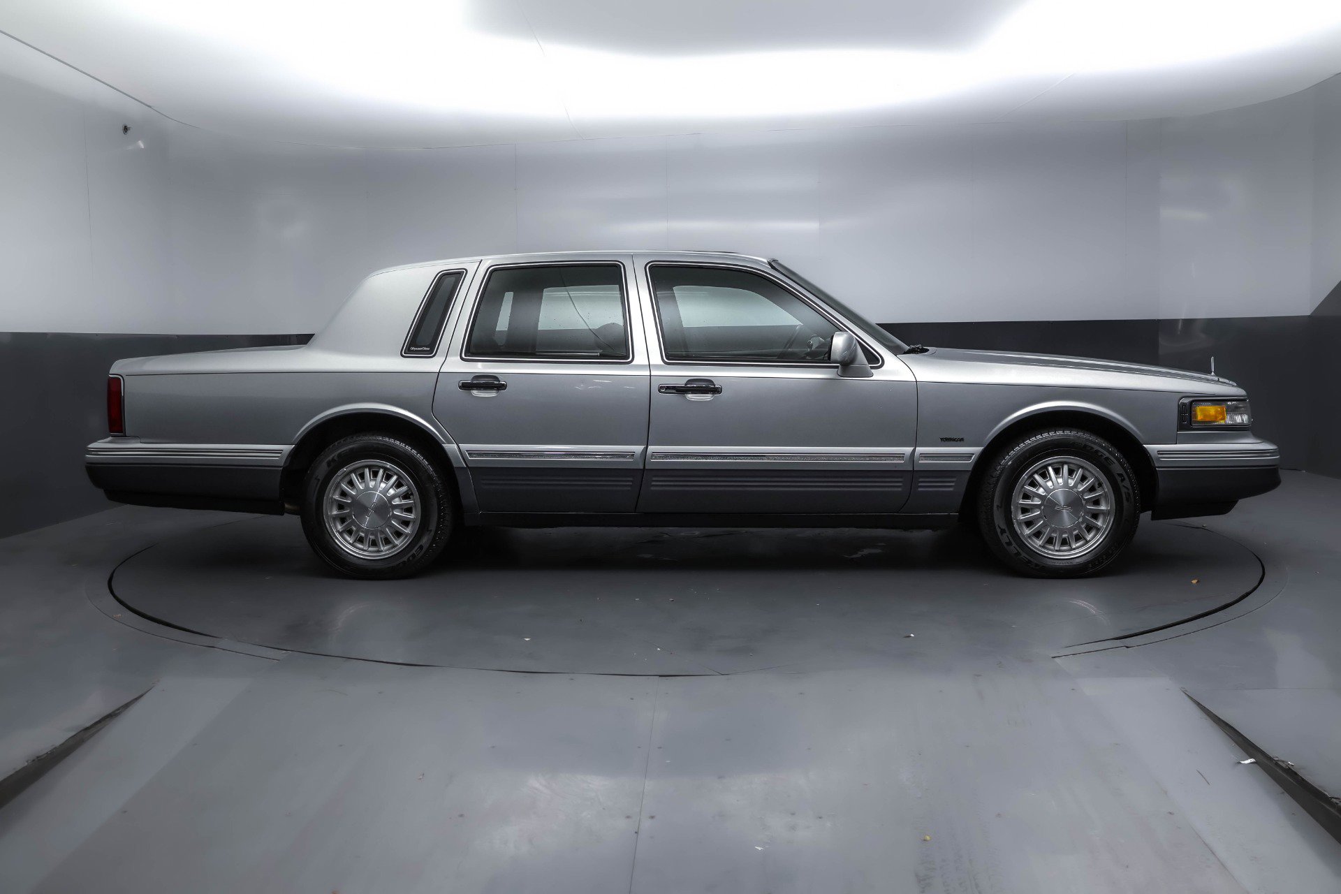 Used 1995 Lincoln Town Car Signature image 3