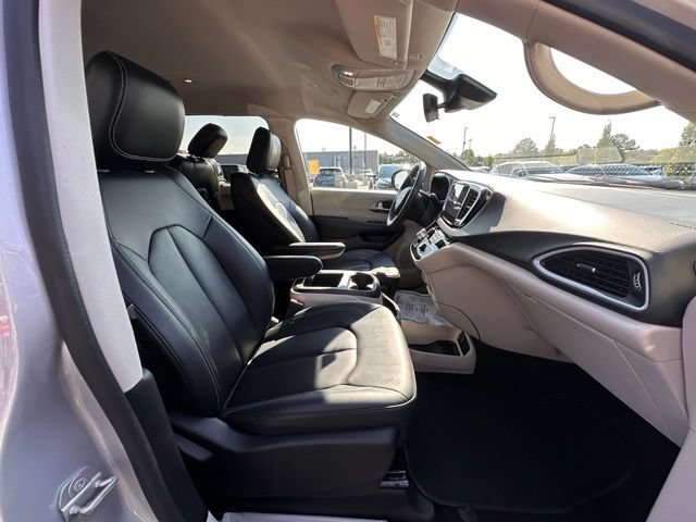 Used 2024 Chrysler Pacifica Touring-L FWD image 29