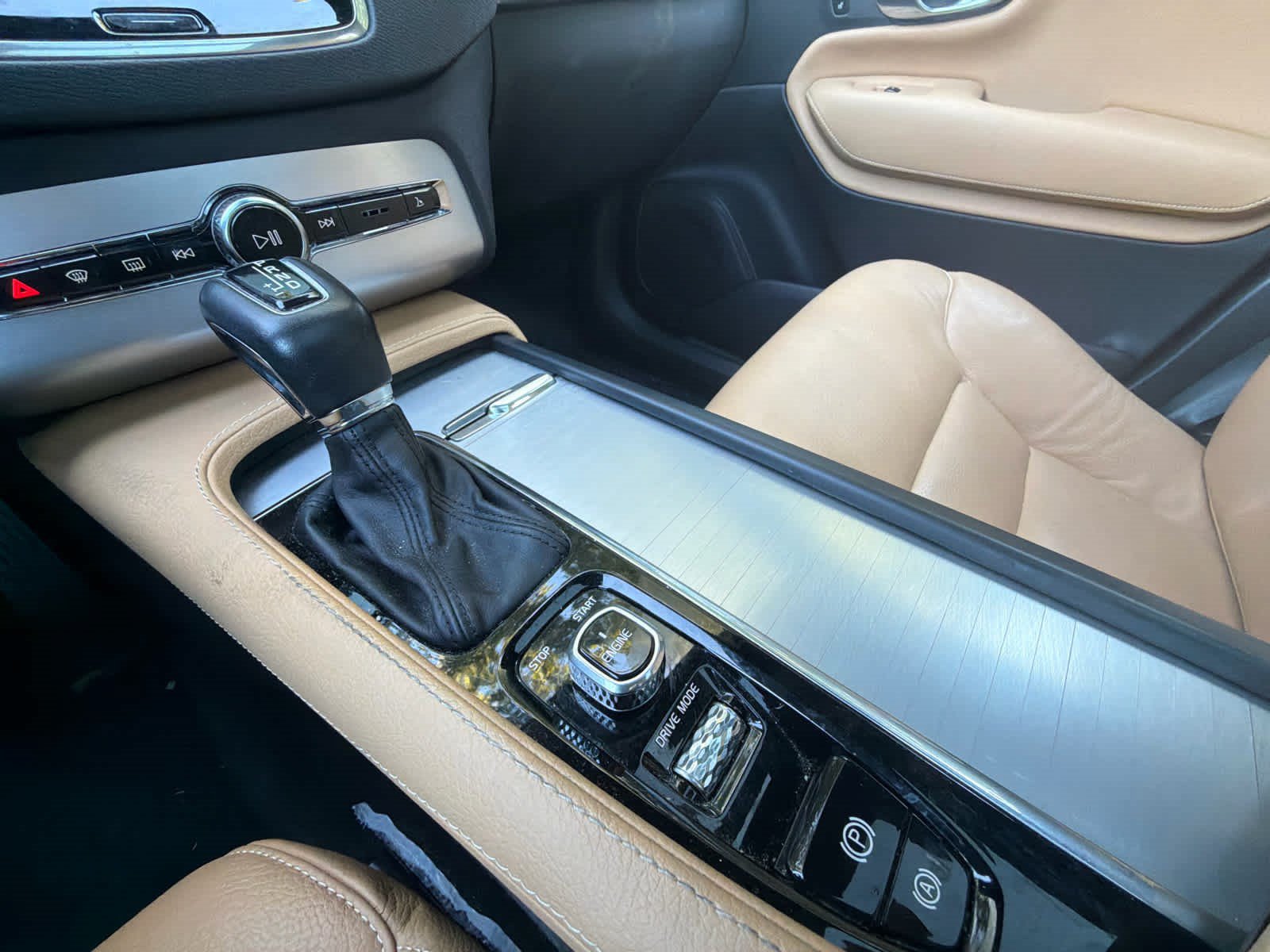 Used 2017 Volvo XC90 T6 Momentum w/ Vision Package AWD/4WD image 28