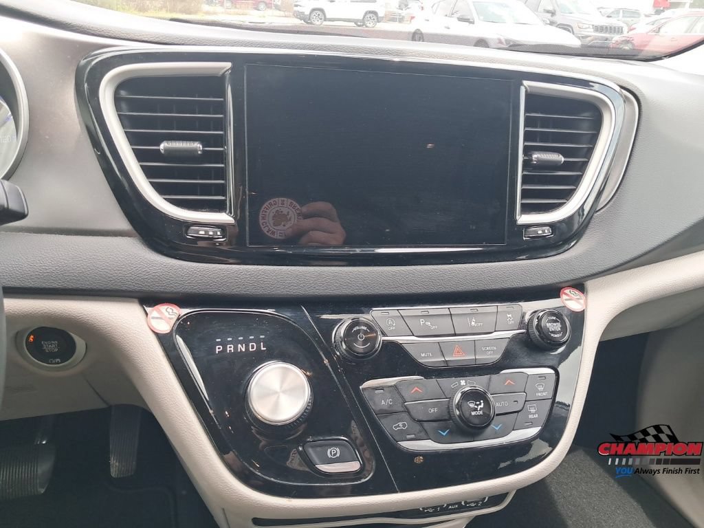 Used 2024 Chrysler Pacifica Touring-L FWD image 25