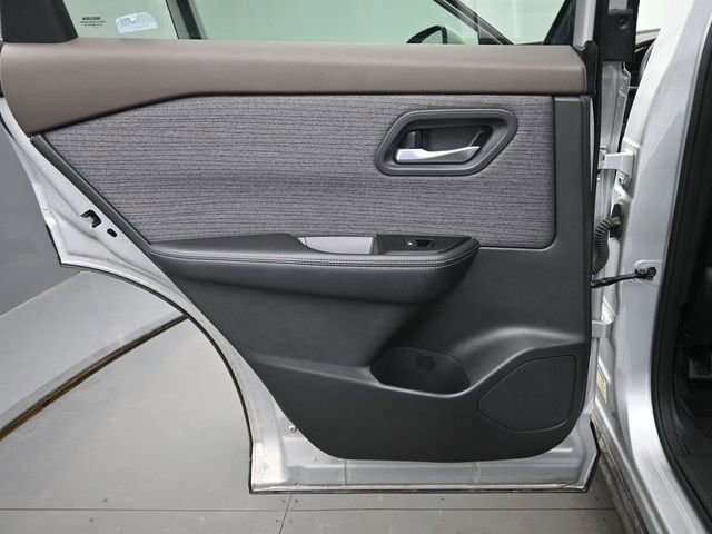 Used 2023 Nissan Rogue SV FWD image 14