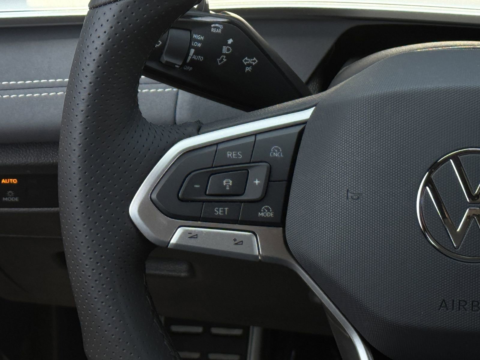 New 2026 Volkswagen Tiguan SE R-Line FWD image 17