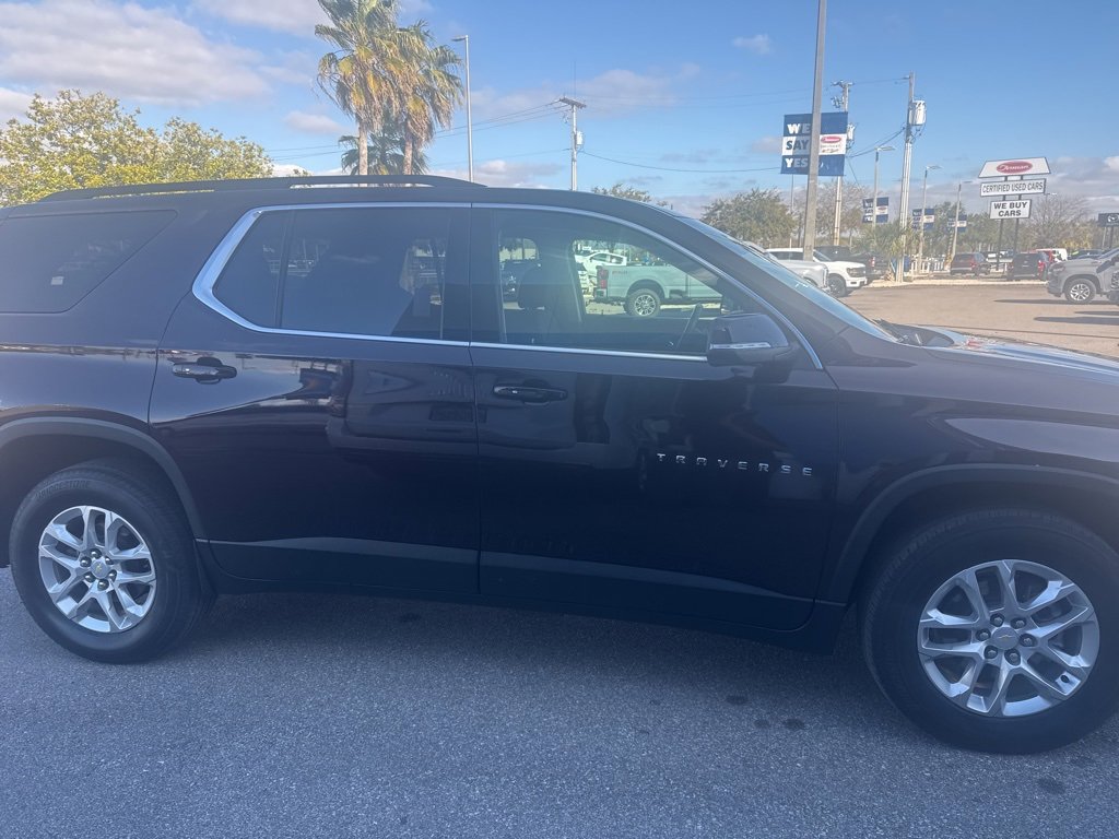Used 2021 Chevrolet Traverse LT image 2