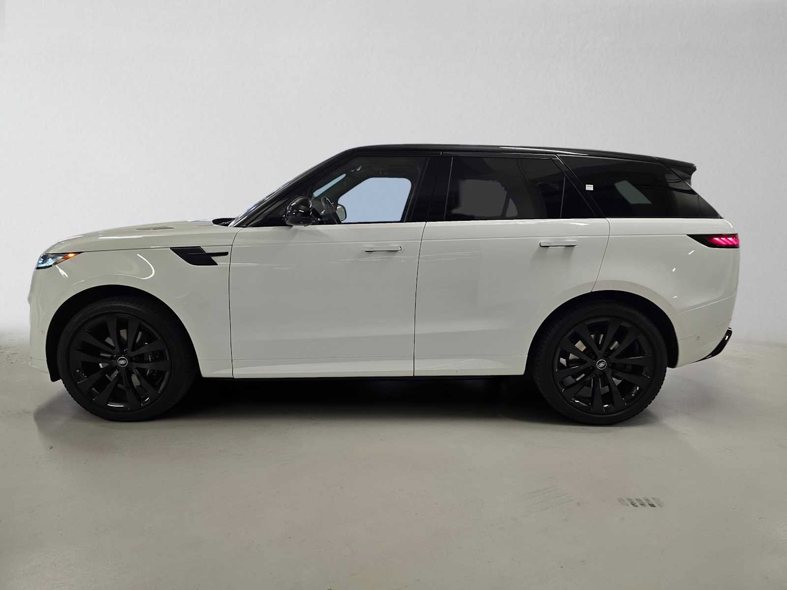 Used 2024 Land Rover Range Rover Sport Dynamic SE AWD/4WD image 2