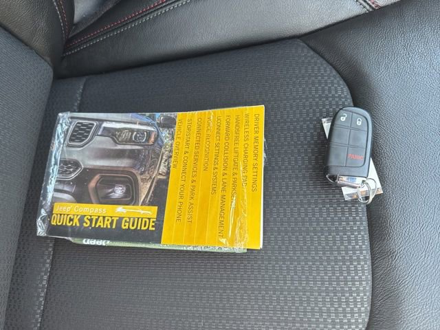 Used 2025 Jeep Compass Trailhawk AWD/4WD image 17