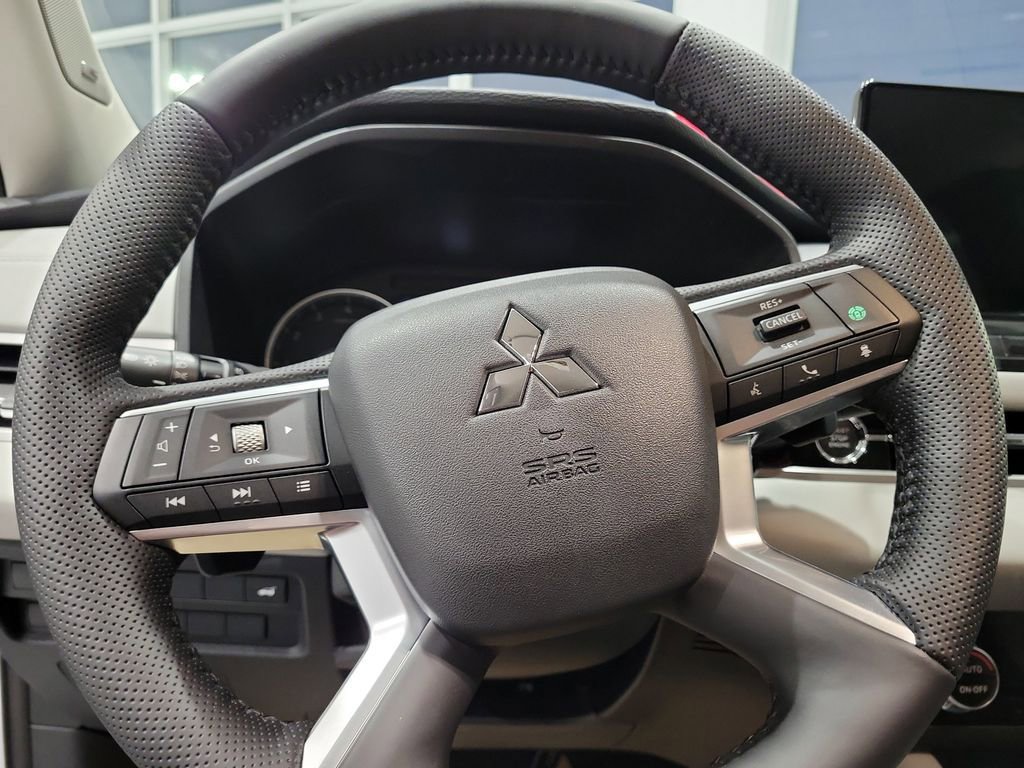 New 2026 Mitsubishi Outlander SE image 13