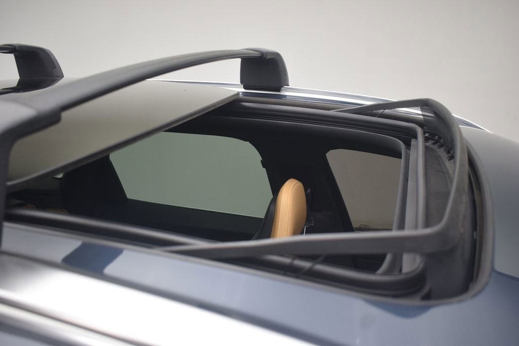 Used 2018 Volvo XC60 T5 Momentum w/ Vision Package AWD/4WD image 16