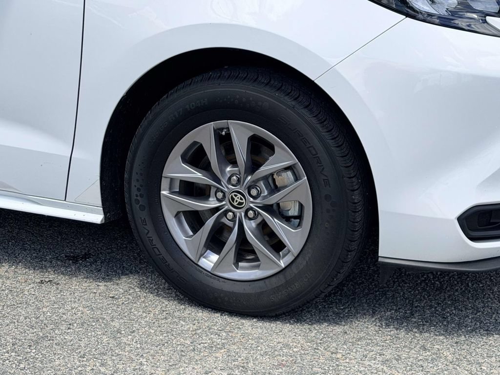 Certified 2024 Toyota Sienna LE FWD image 25