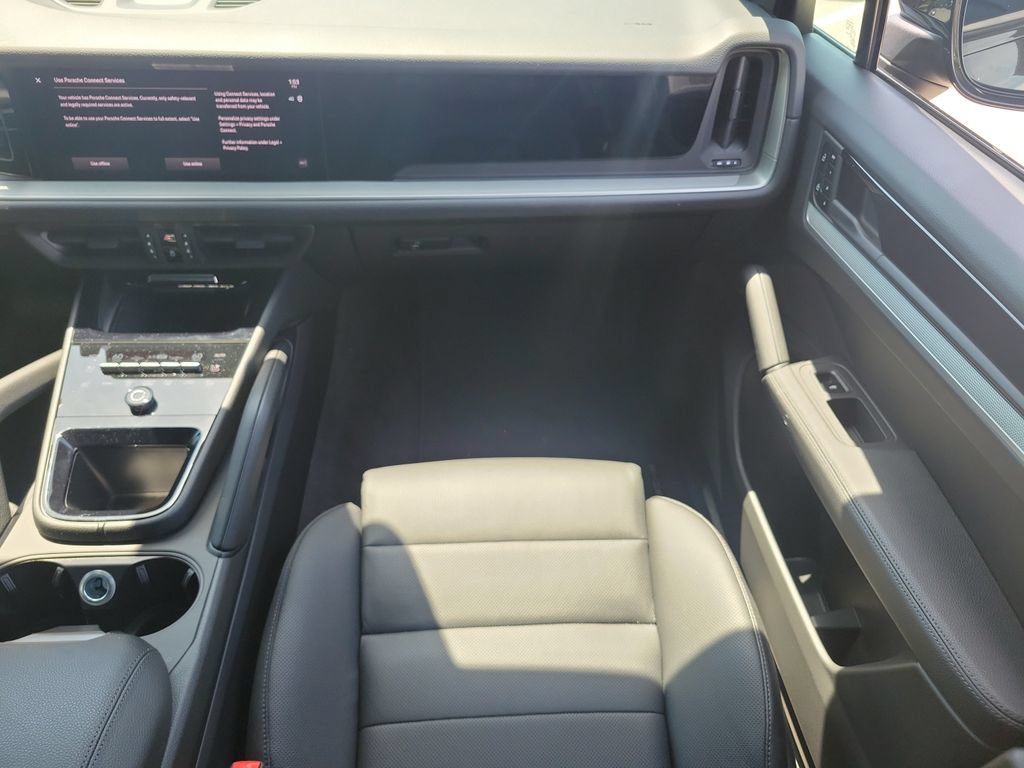Certified 2025 Porsche Macan AWD/4WD image 15