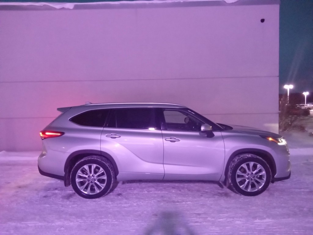Used 2022 Toyota Highlander Limited image 3