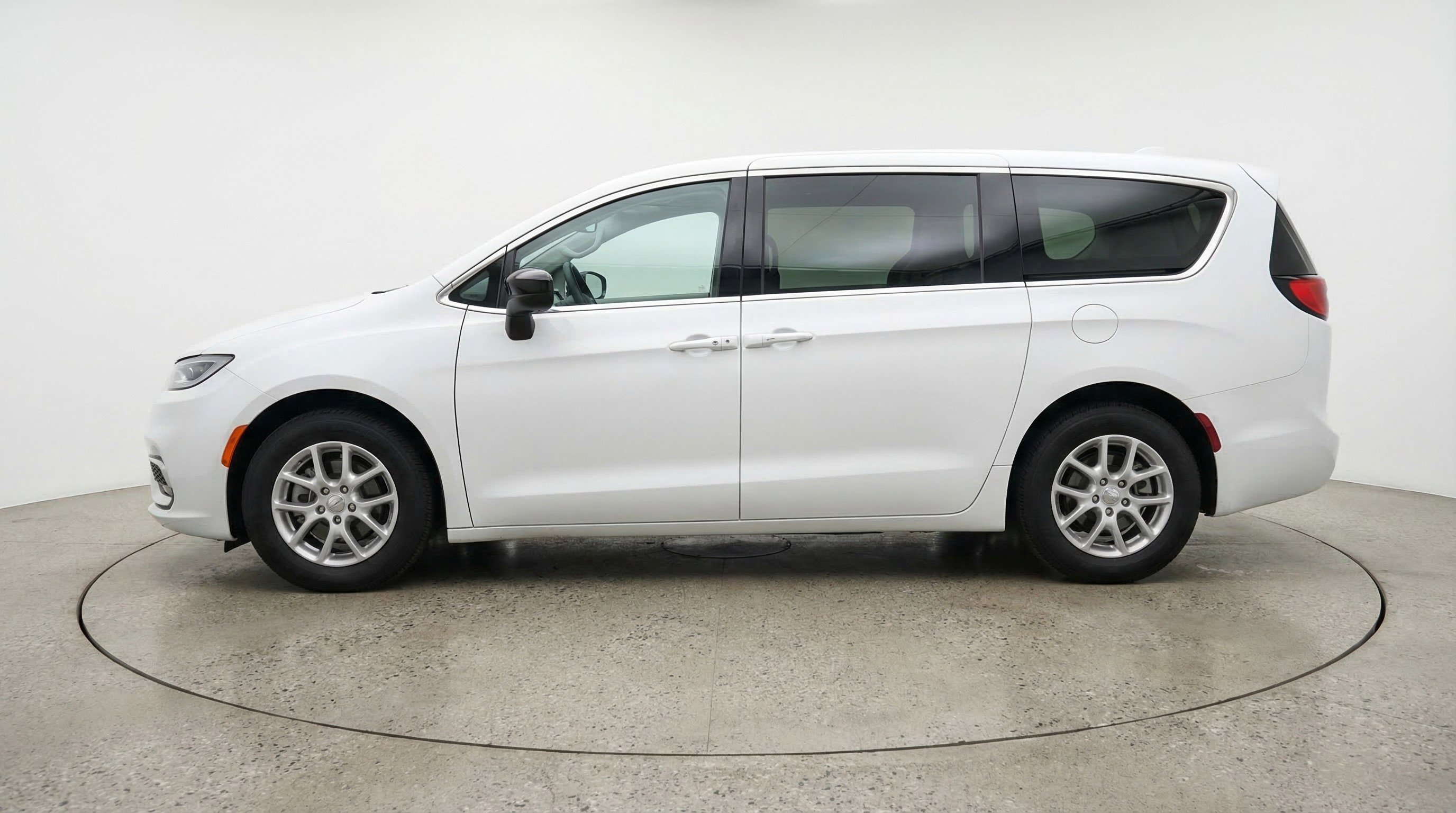 Used 2024 Chrysler Voyager LX FWD image 5