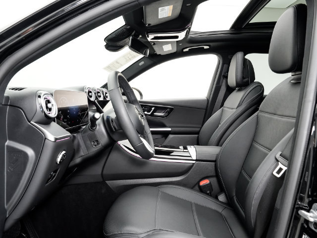Used 2025 Mercedes-Benz GLC 300 4MATIC image 6