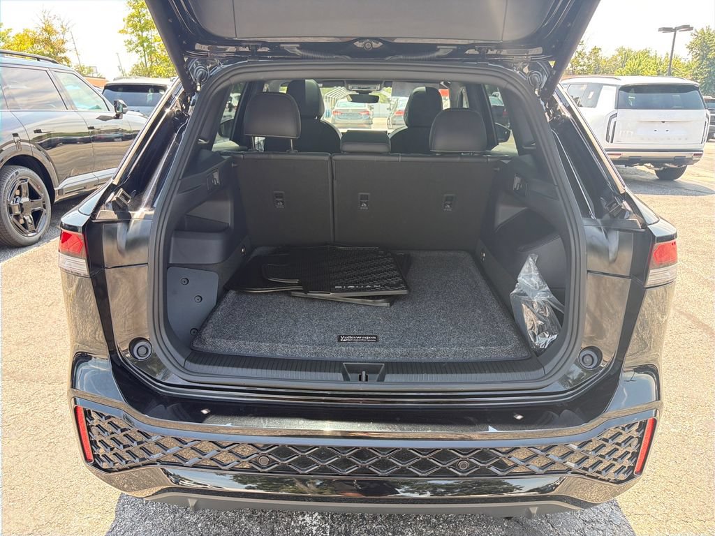 Used 2025 Volkswagen Tiguan SE R-Line FWD image 28