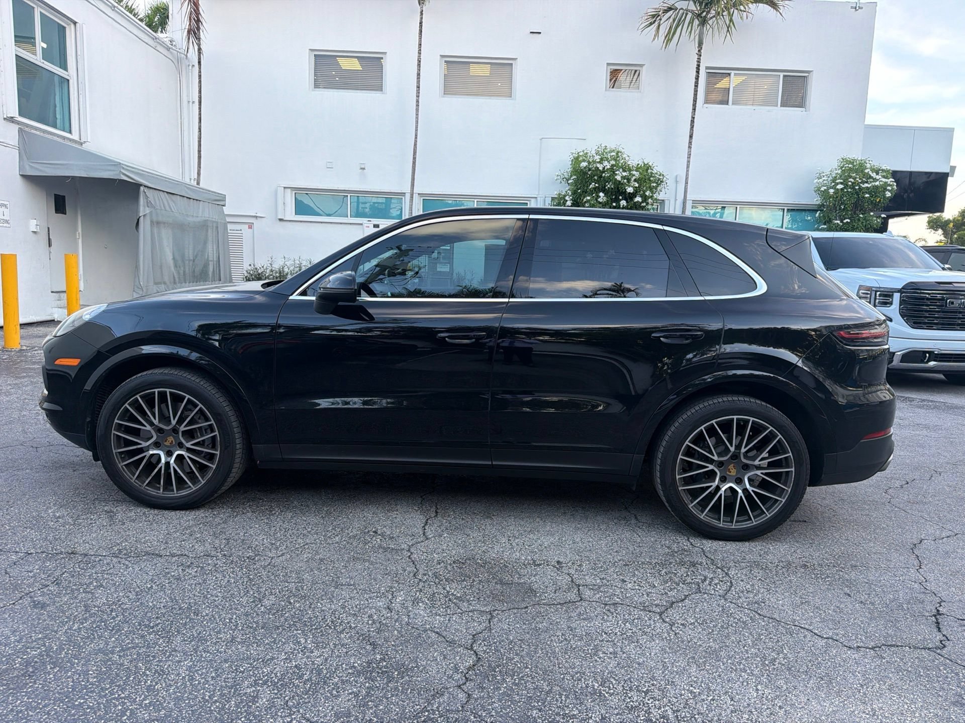 Used 2021 Porsche Cayenne AWD/4WD image 2