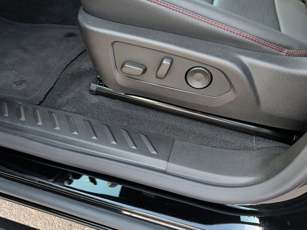 Used 2025 Chevrolet Colorado Z71 w/ Midnight Edition image 13