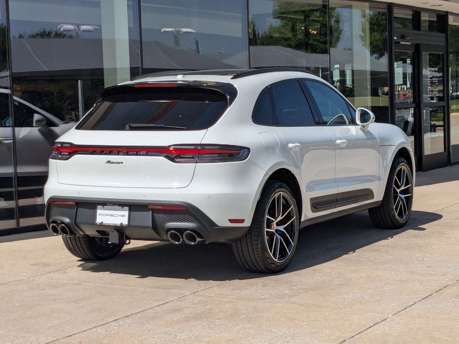 Certified 2025 Porsche Macan image 9