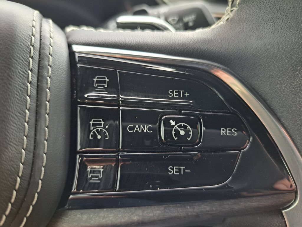 Used 2023 Jeep Grand Cherokee Overland AWD/4WD image 24
