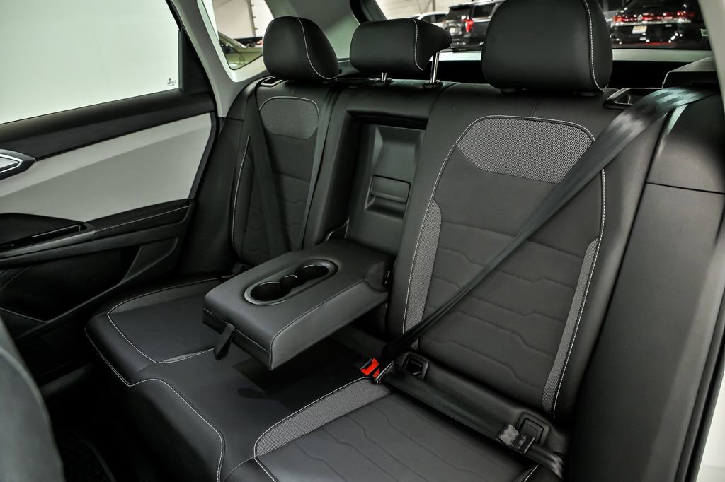 Used 2025 Volkswagen Taos SE w/ Panoramic Sunroof Package FWD image 14