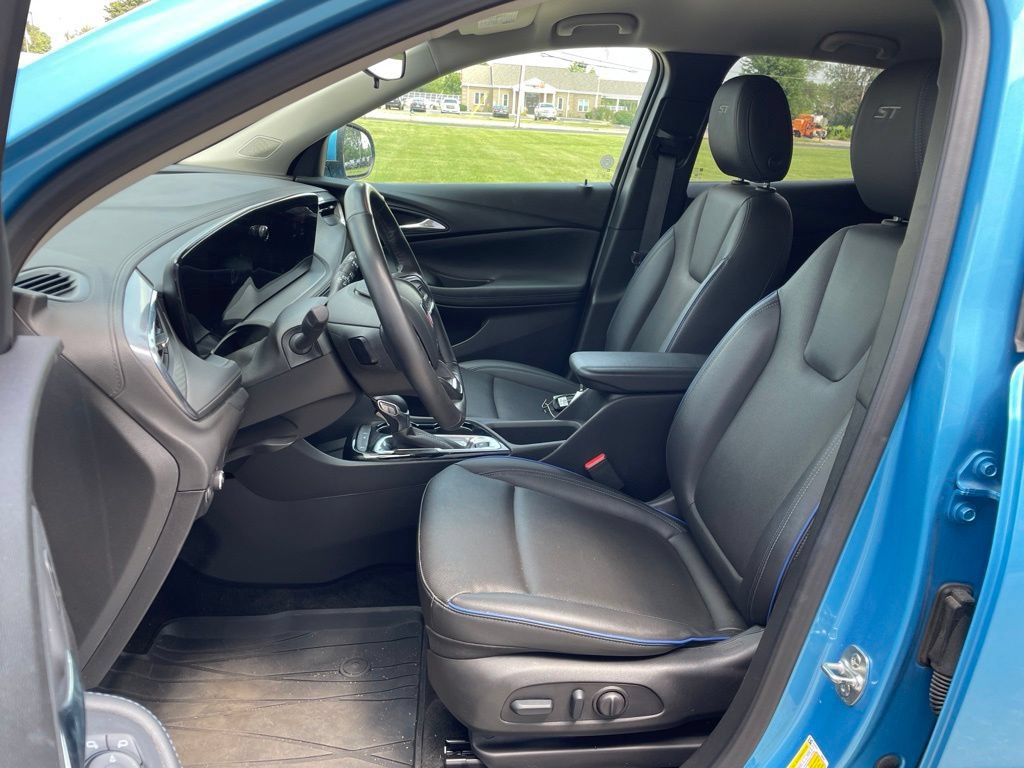 Used 2025 Buick Encore GX Sport Touring w/ Comfort Package FWD image 8