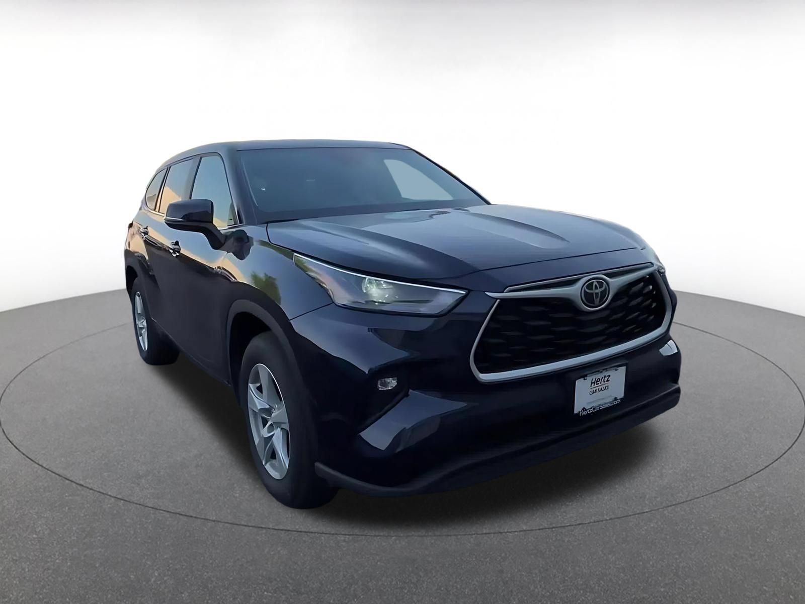 Used 2025 Toyota Highlander LE FWD image 3