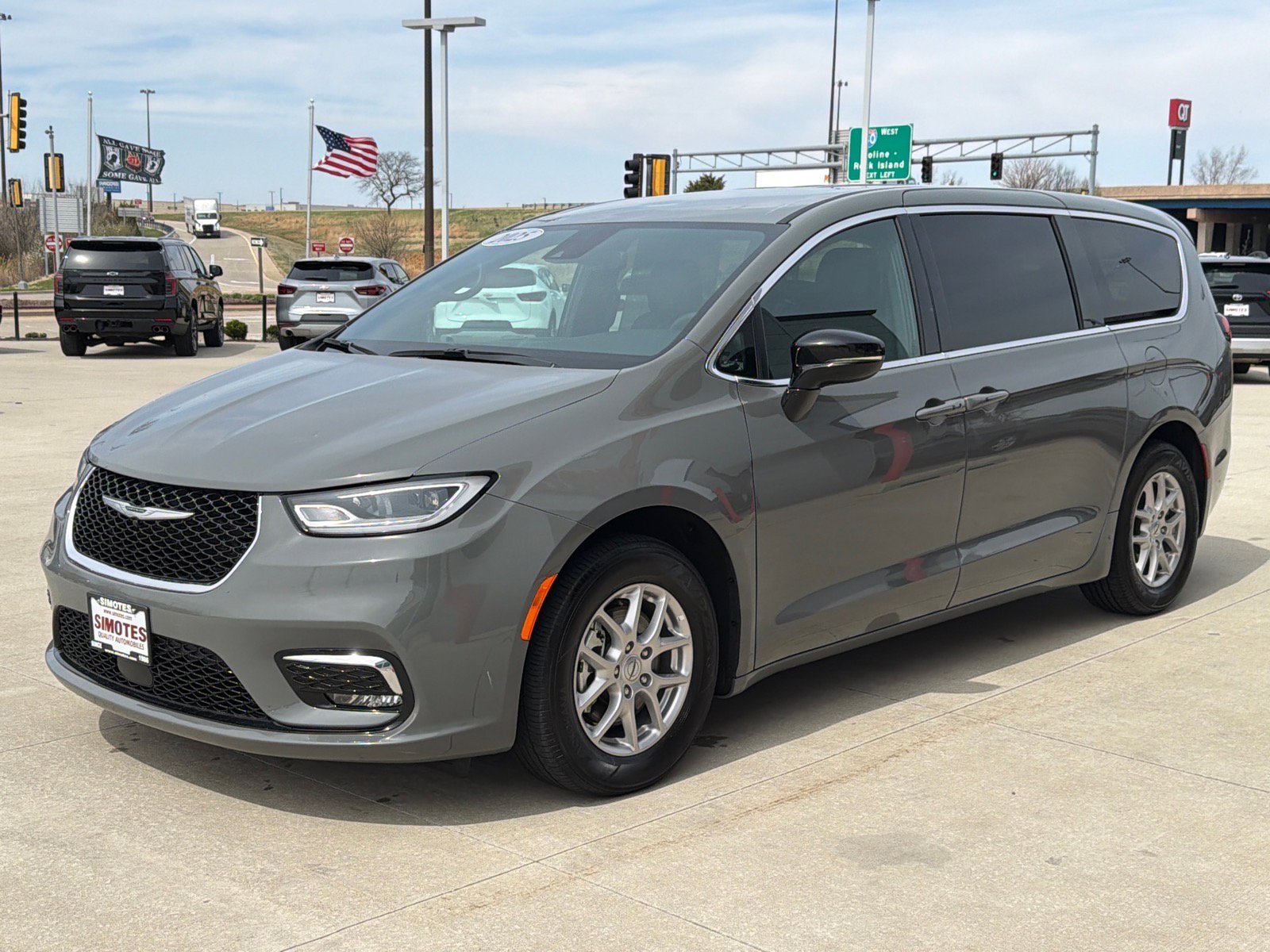 Used 2025 Chrysler Pacifica Select FWD image 4