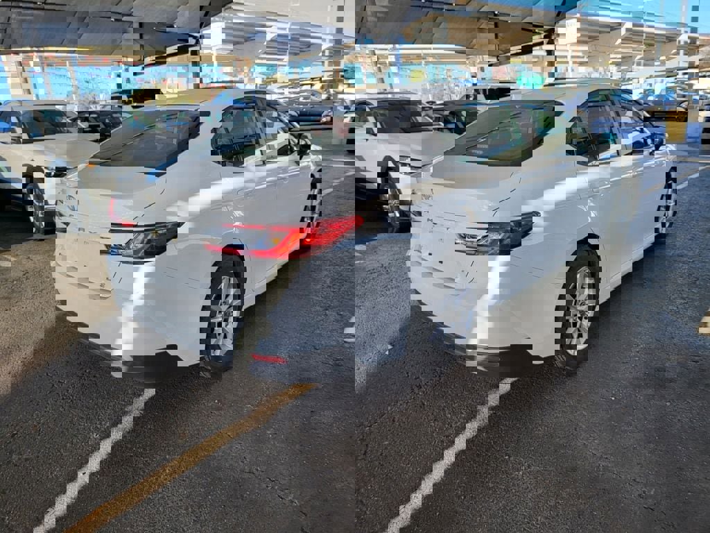 Used 2025 Toyota Camry LE image 4