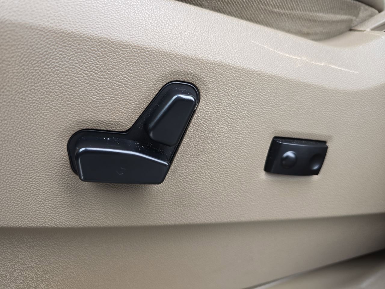 Used 2014 Chrysler Town & Country Limited w/ Luxury Group FWD image 16
